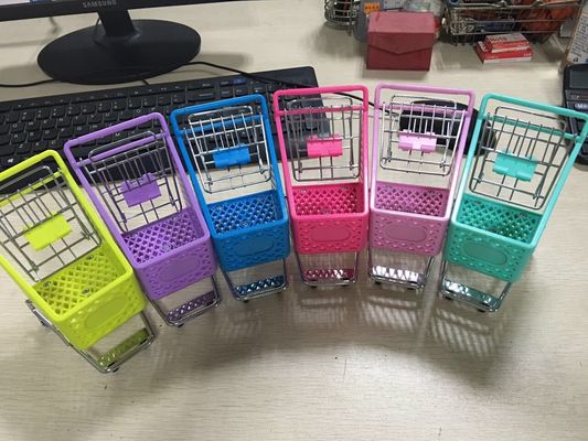 China Plastic Kleinhandelswinkelmateriaal met de verschillende kleuren van Babyseat en 4 plastic gietmachines fabriek
